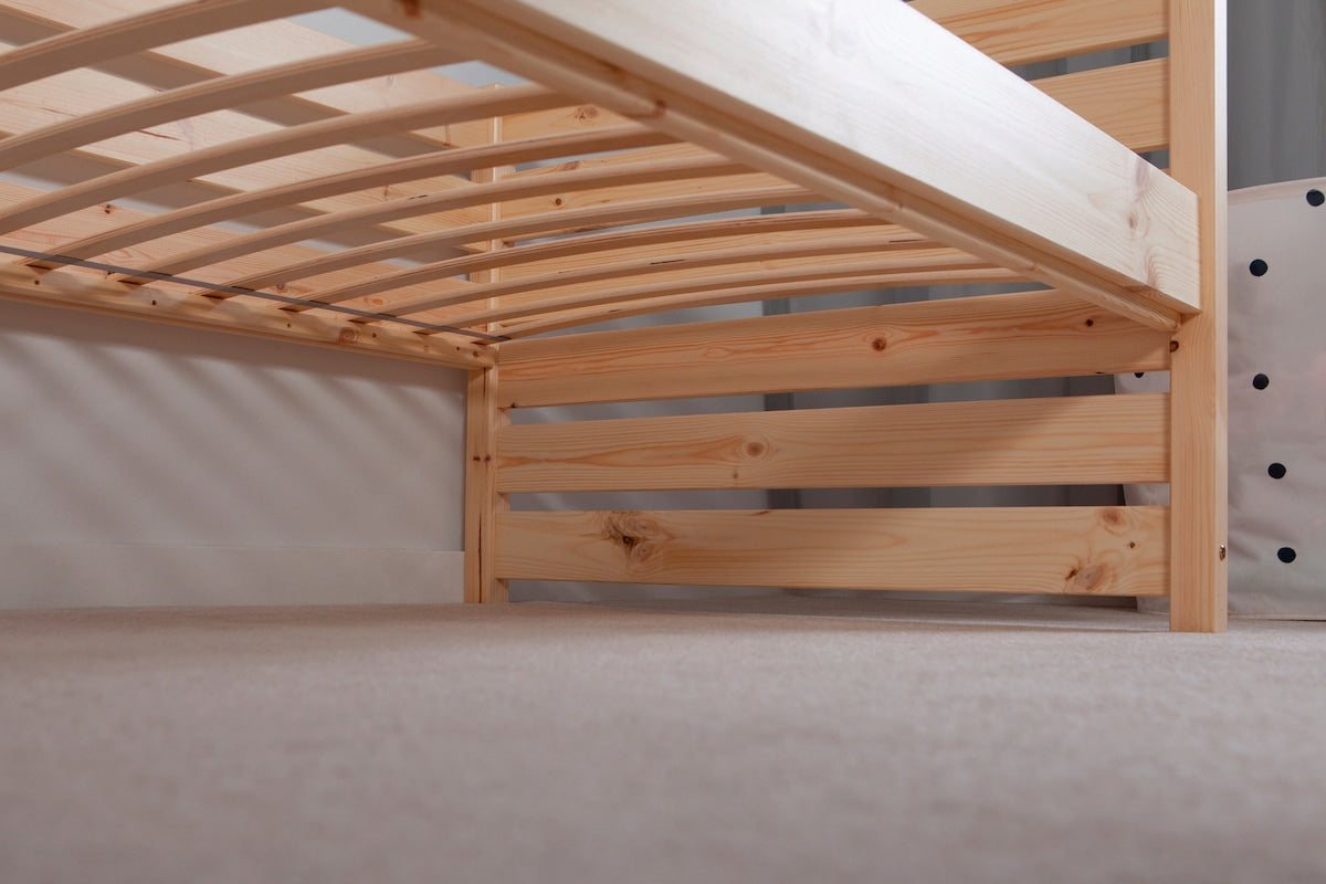 Sofaseng Naomi med oppbevaringsskuffer 90x200 cm furu - Ticaa