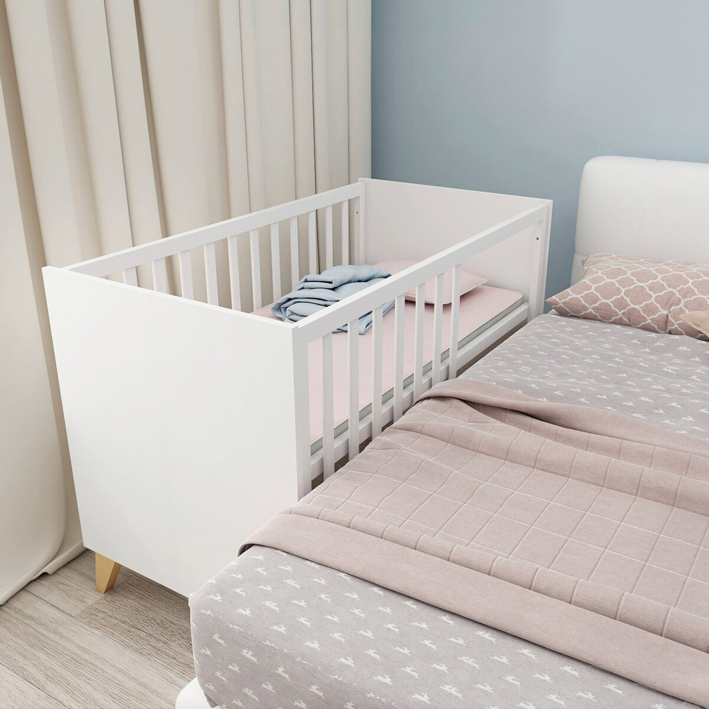2-delers barneromssett Leon med babyseng og stellekommode - roba uttrekkbare skuffer