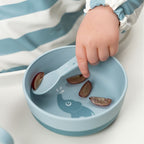 3-delt bestikksett Foodie Happy Dots i blått i barnets hånd