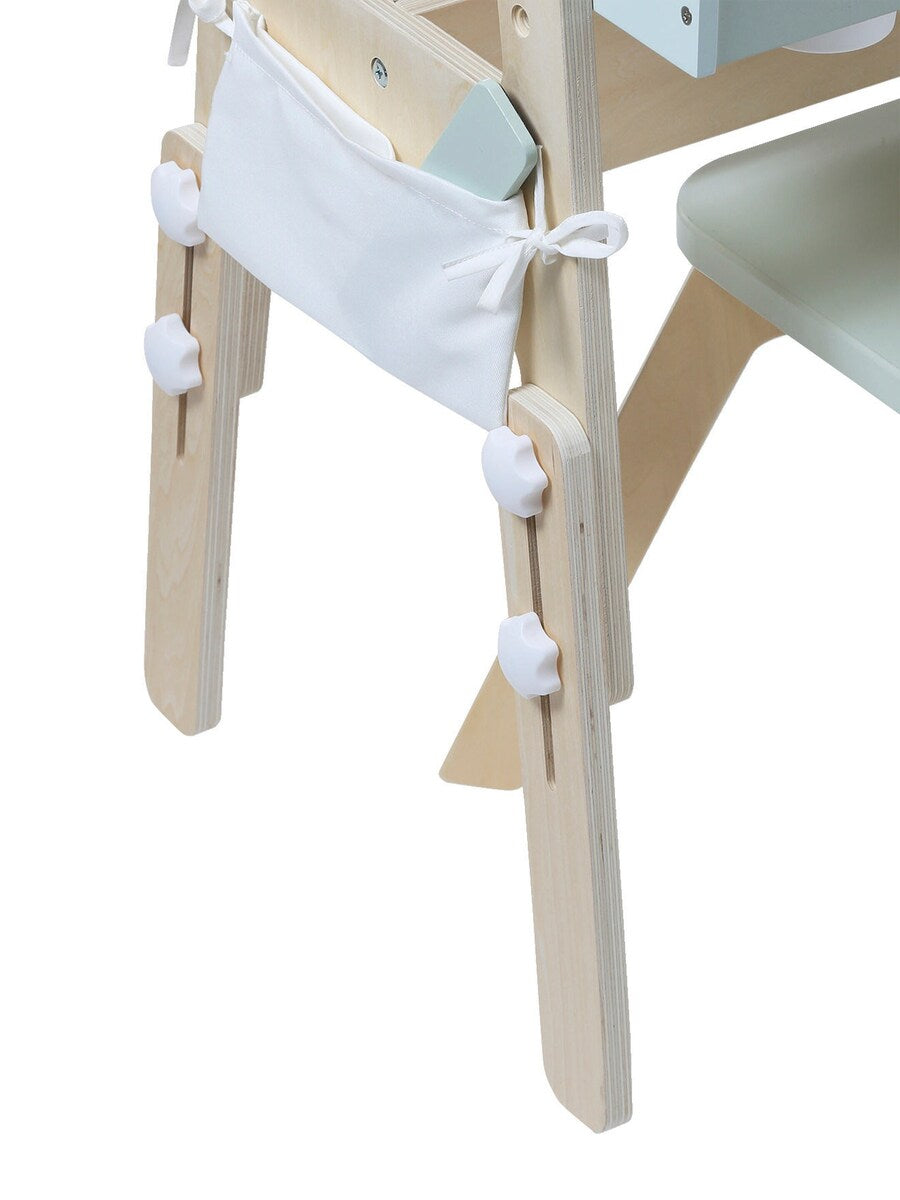 Bruk av 5-i-1 tavle med barneskrivebord i tre FSC® av barn