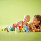 Montert ABC-lastebil 10421 med bokstavklosser og DUPLO-figurer