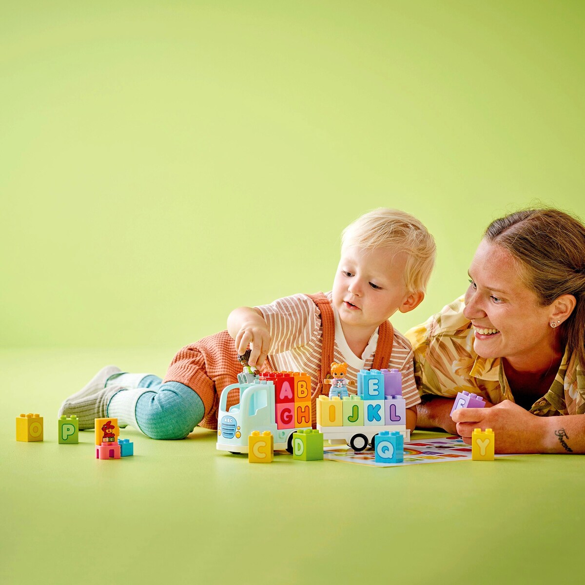 Montert ABC-lastebil 10421 med bokstavklosser og DUPLO-figurer