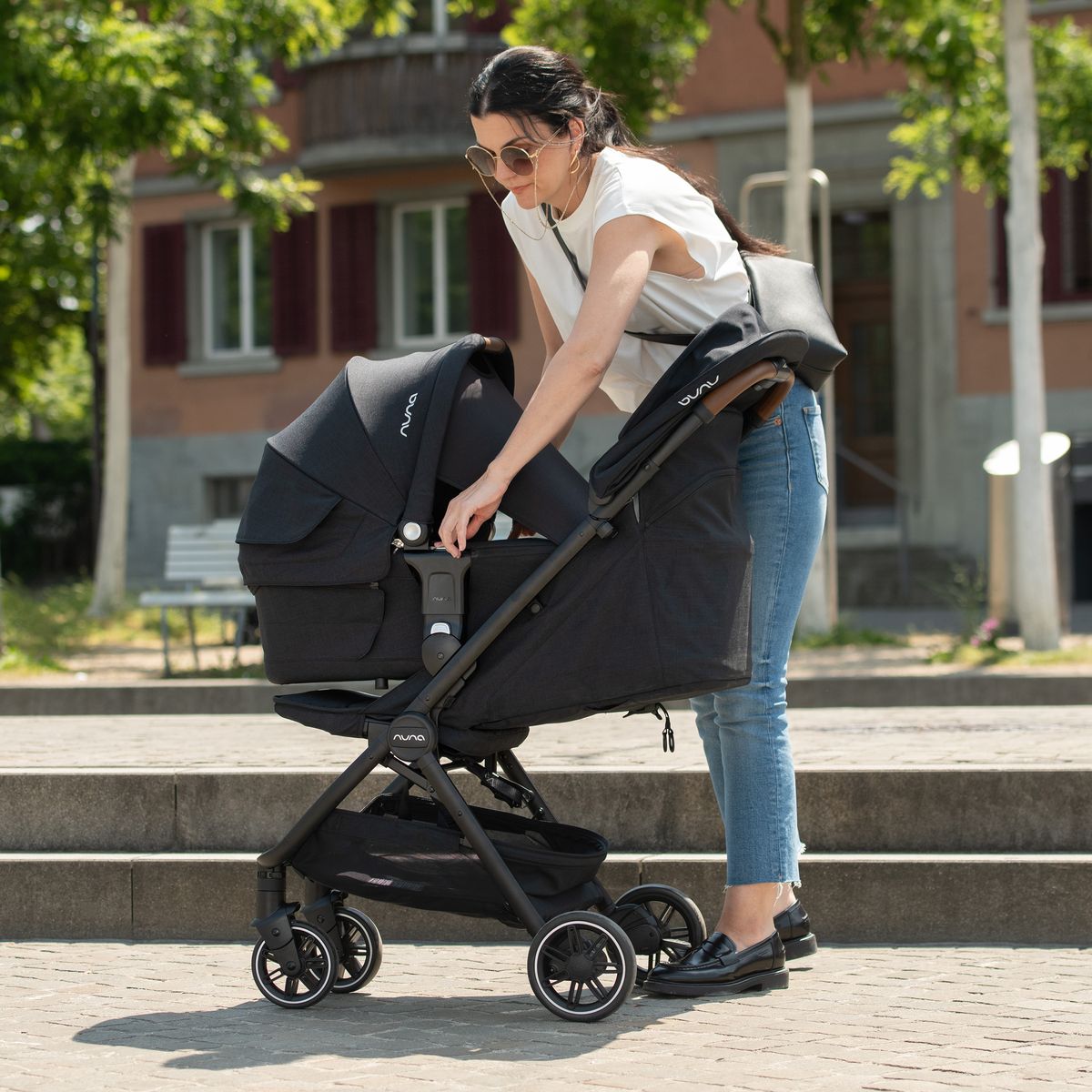 Nærbilde av feste på adapter for bærebag og babystol til TRVL sportsvogn - Nuna