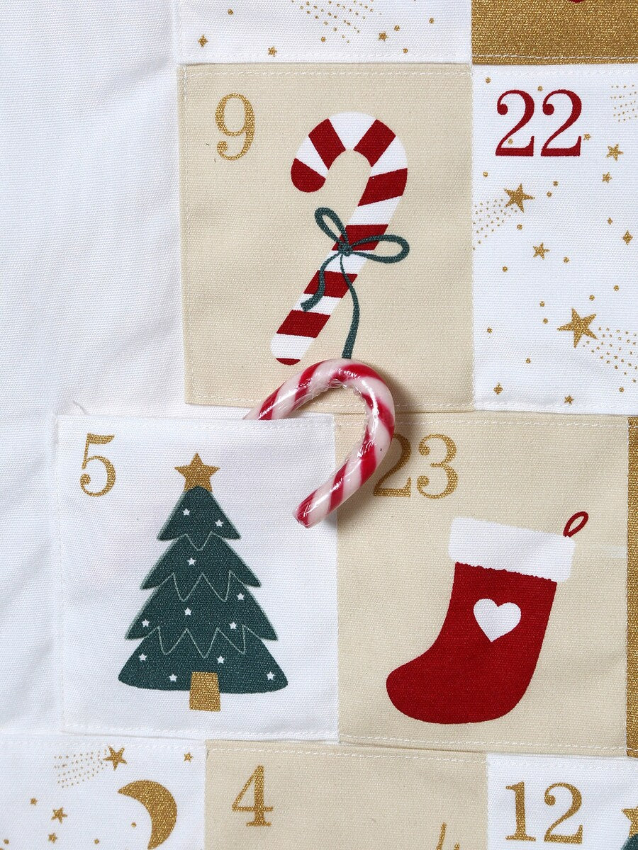 Adventskalender juletre med 24 lommer montert på vegg