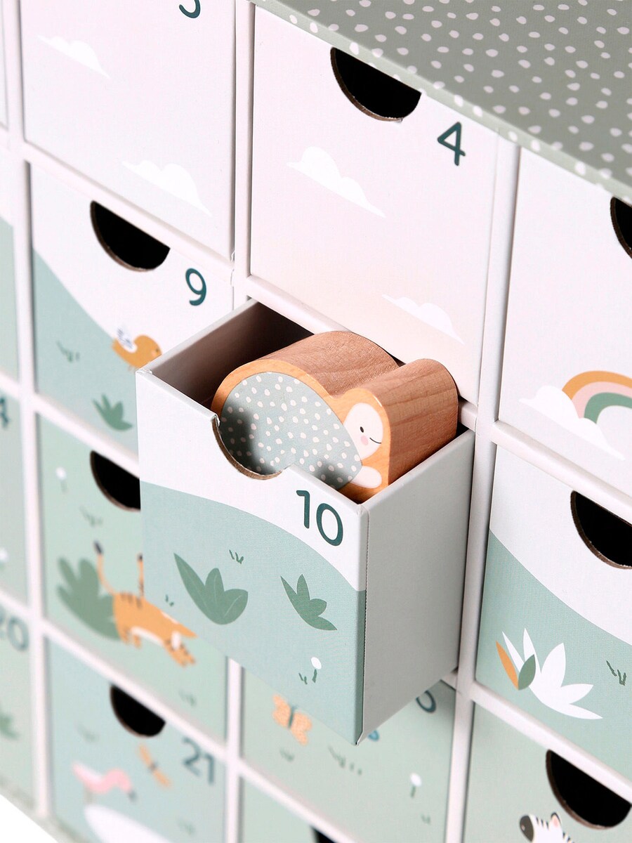 Adventskalender med treleker FSC® 24 figurer nærbilde av trefigurer
