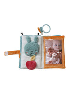 Nærbilde av knistreark på Aktivitetsbok for baby Skogvenner 18x14 cm bomull
