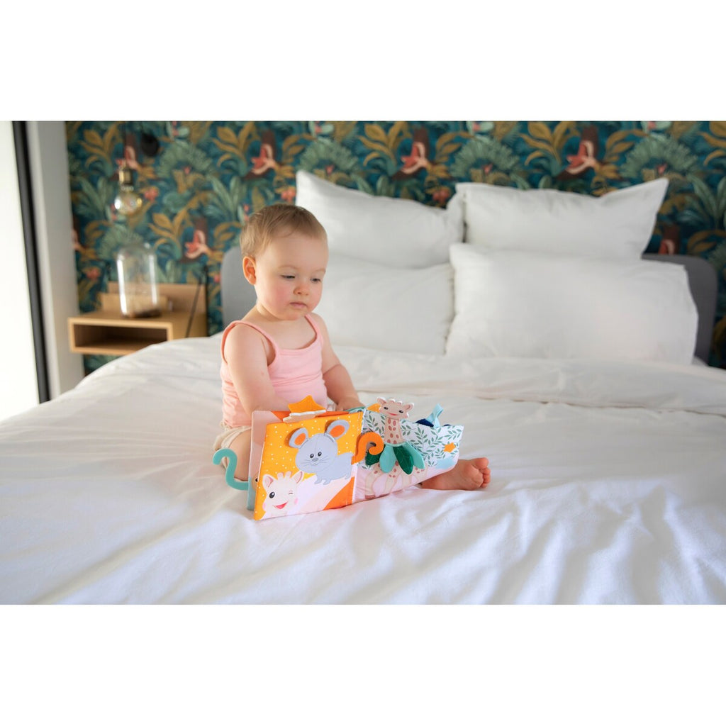 Fargerikt design på Aktivitetsbok med biteleke og knitredetaljer fra 3 mnd Sophie la girafe