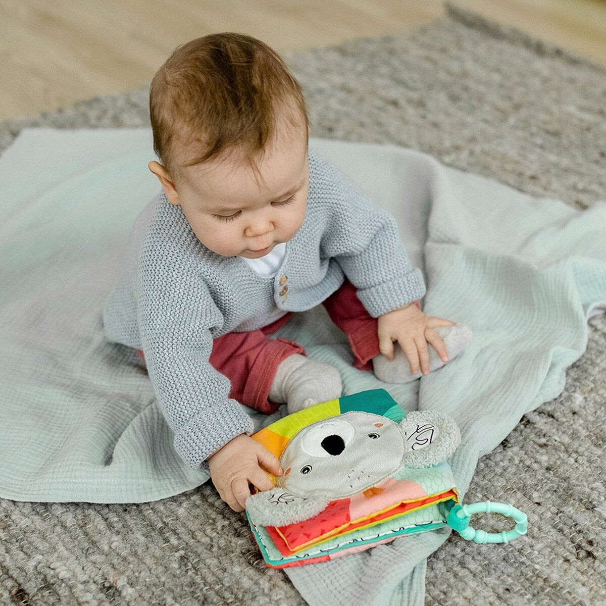 Aktivitetsbok i stoff Koala DoBabyDoo med raslelyd