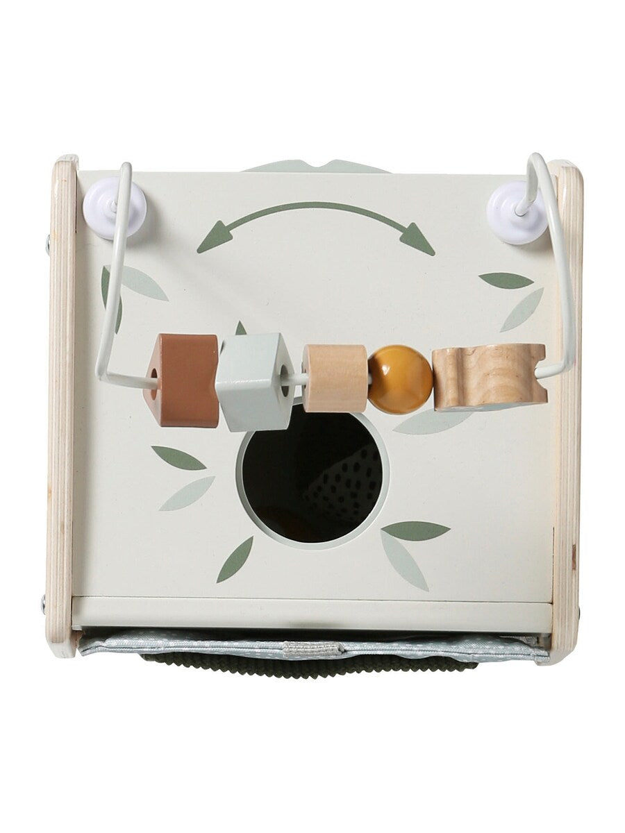 Aktivitetsboks i tre for baby FSC® 18x13x19 cm detalj av stoffkule
