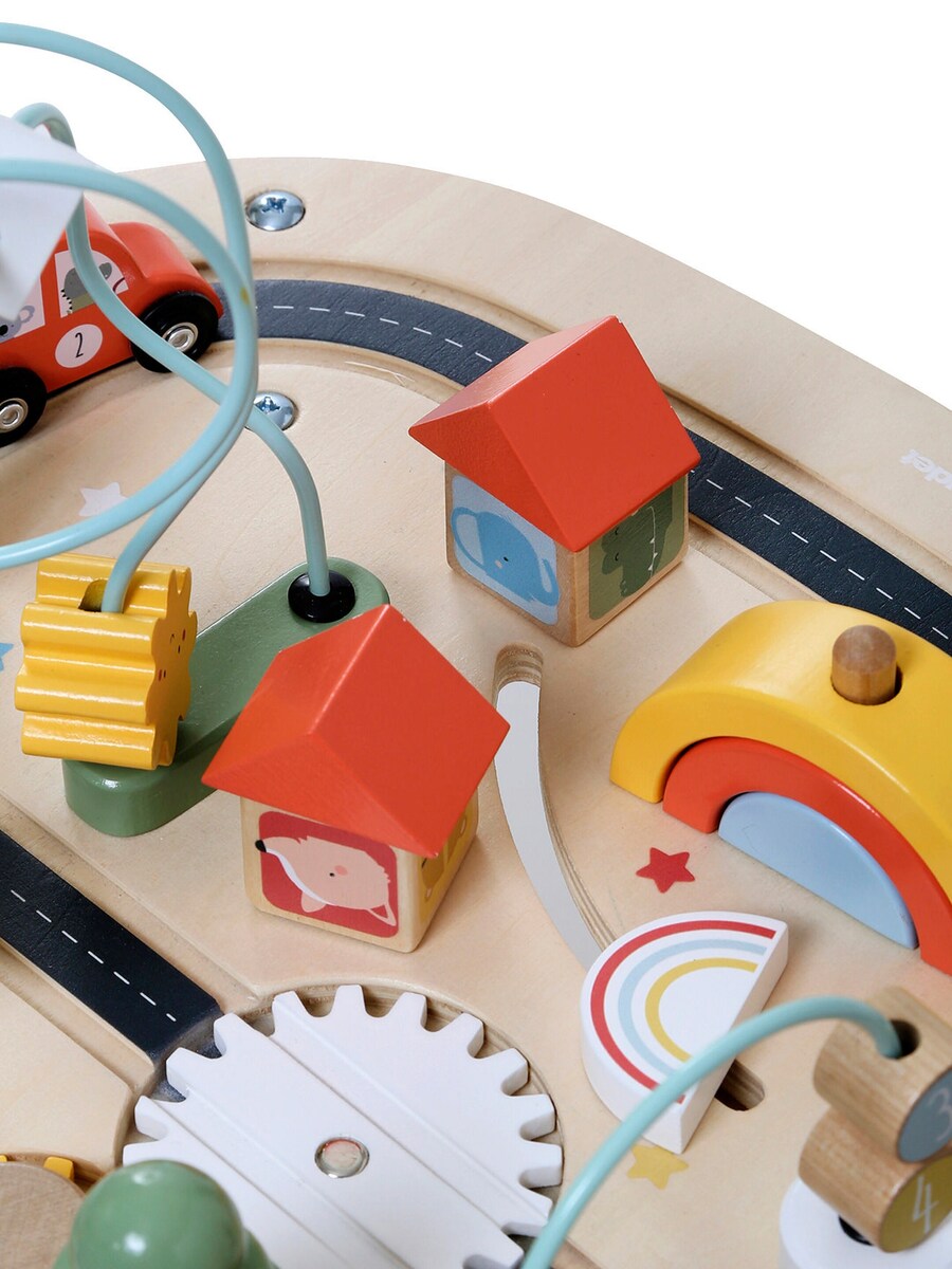 Barn som leker med aktivitetsbord for baby med biler i tre FSC®