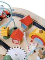 Barn som leker med aktivitetsbord for baby med biler i tre FSC®