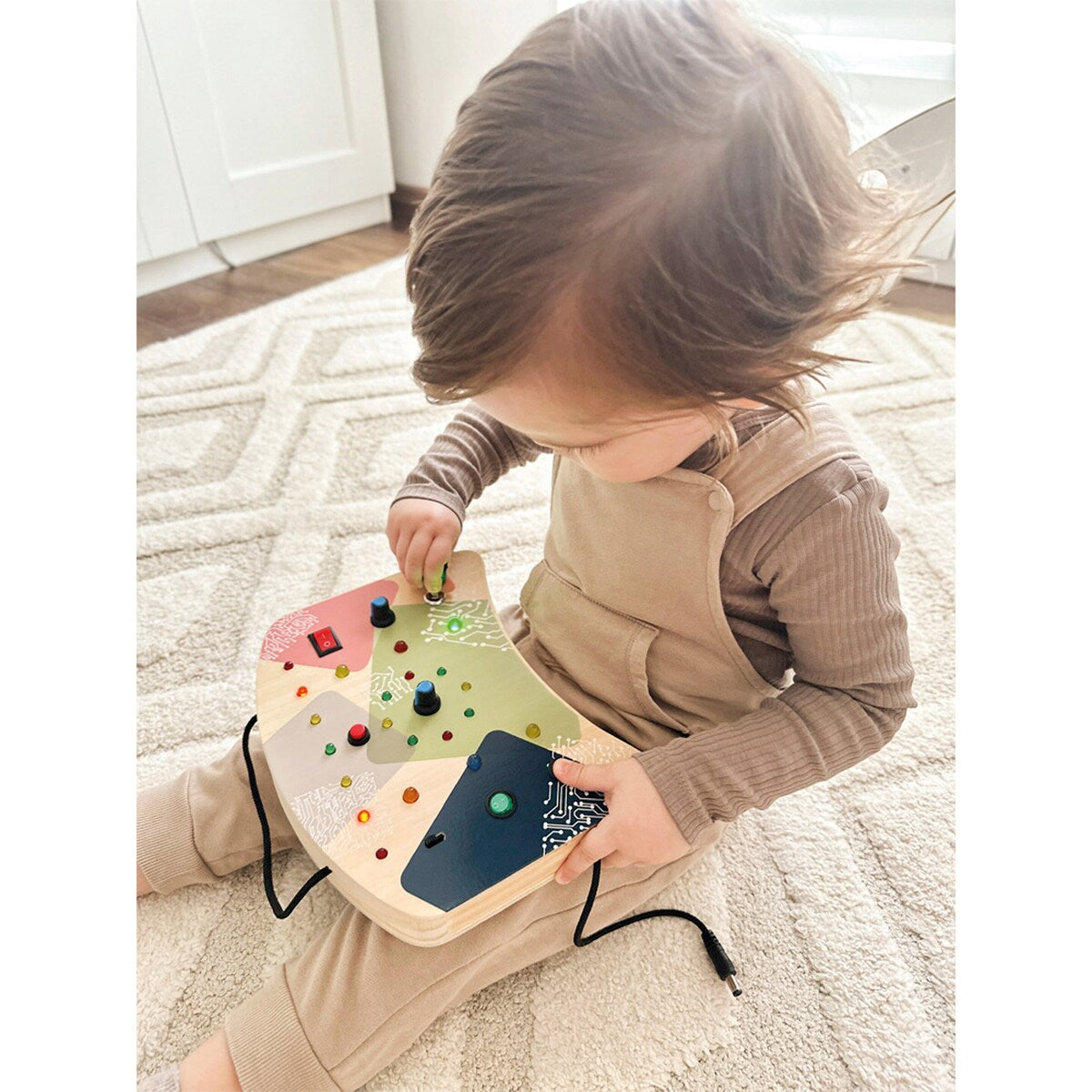 Bakside av aktivitetsbrett med LED-lys og brytere i tre fra 2 år small foot