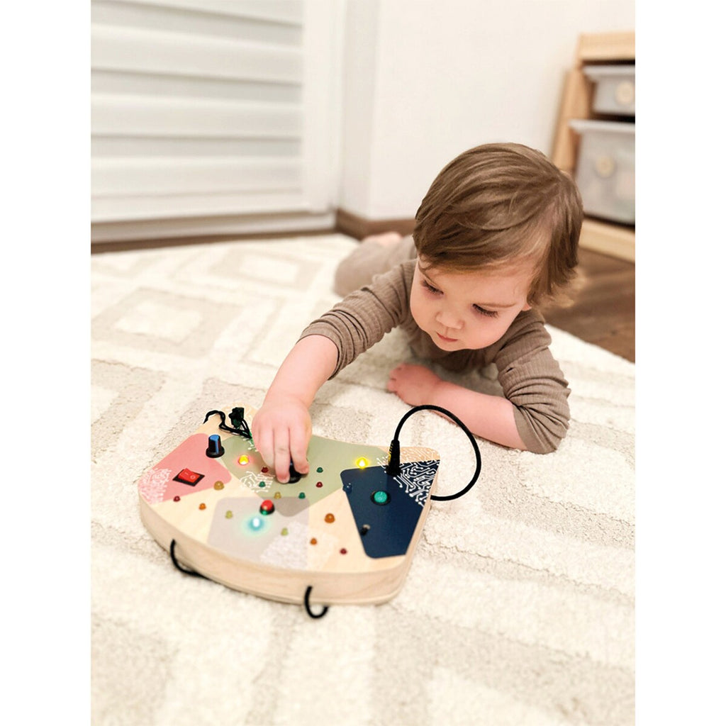 Detalj av brytere på aktivitetsbrett med LED-lys og brytere i tre fra 2 år small foot