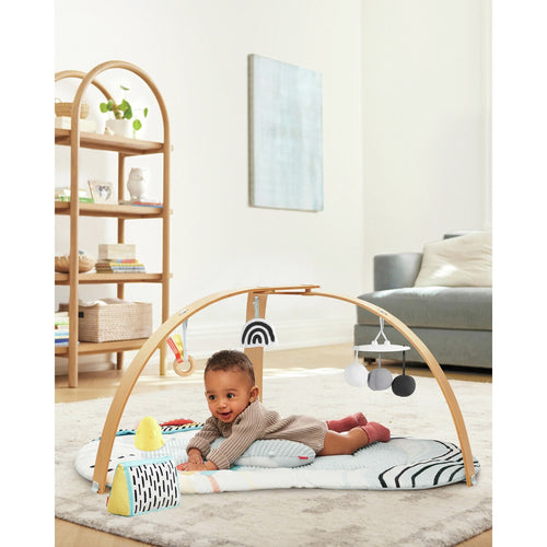 Bakside av Aktivitetsbue Montessori med lekematte og 5 leker