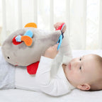 Nærbilde av myk mikrofiberplush på Aktivitetsgripering hval PlayQ 21 cm