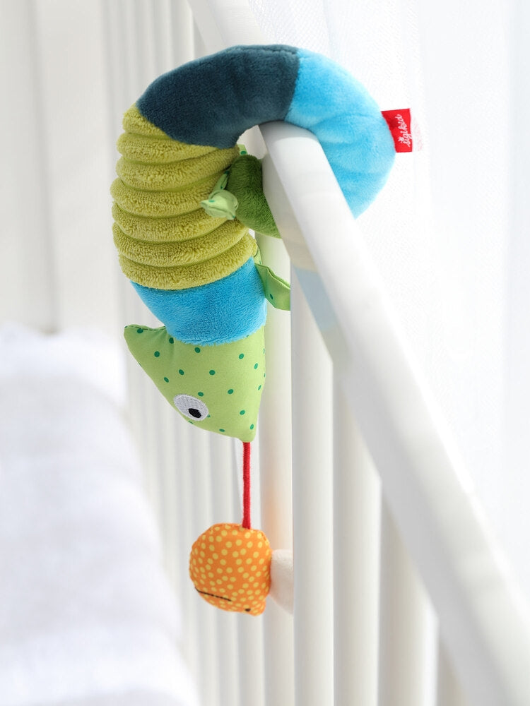 Detalj av aktivitetsleke kameleon med rangle til babystol