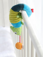 Detalj av aktivitetsleke kameleon med rangle til babystol