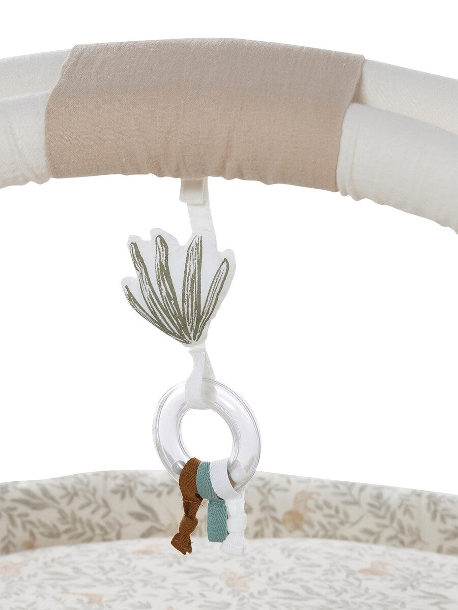 Detalj av lekebuer på aktivitetsmatte med babygym og kant bomull