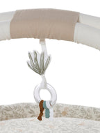 Detalj av lekebuer på aktivitetsmatte med babygym og kant bomull