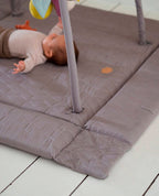 Detalj av aktivitetsnest quiltet Dark Grey