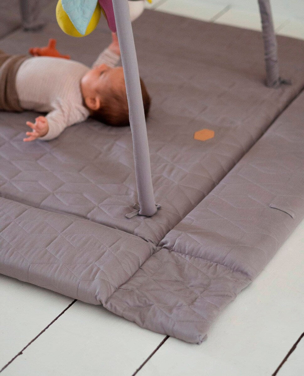 Detalj av aktivitetsnest quiltet Dark Grey