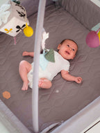 Nærbilde av quilting på aktivitetsnest quiltet Dark Grey
