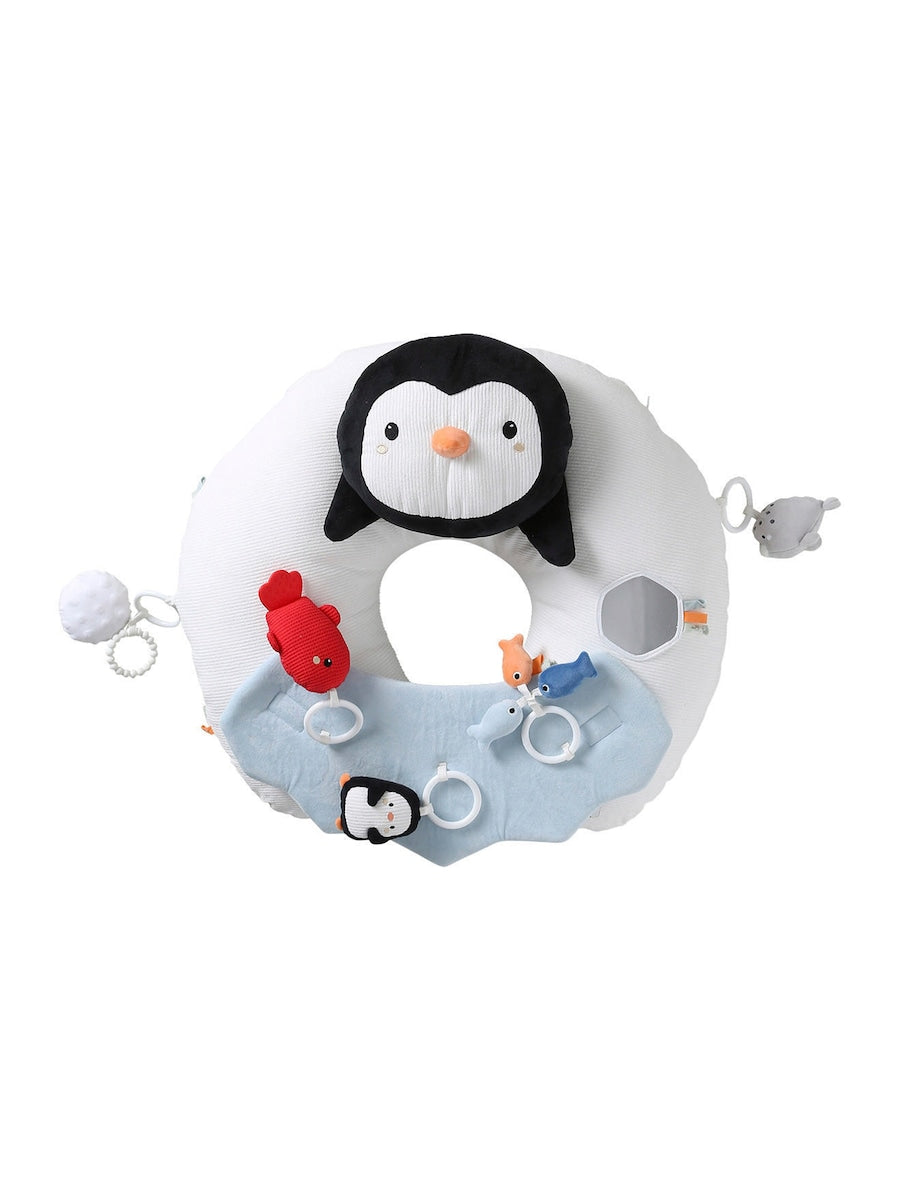 Detalj av aktivitetspute for baby med rangle og knitrepapir