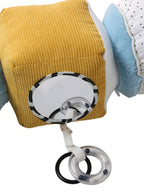 Nærbilde av tekstur på aktivitetsrull for baby sensorisk lek 120 cm polyester
