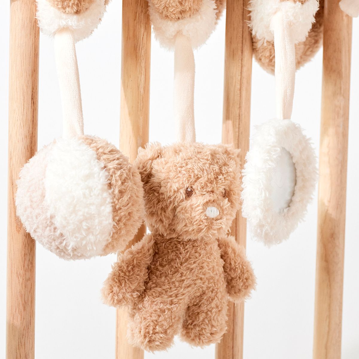 Montert aktivitetsspiral bjørn Teddy med rangle og speil på babybett