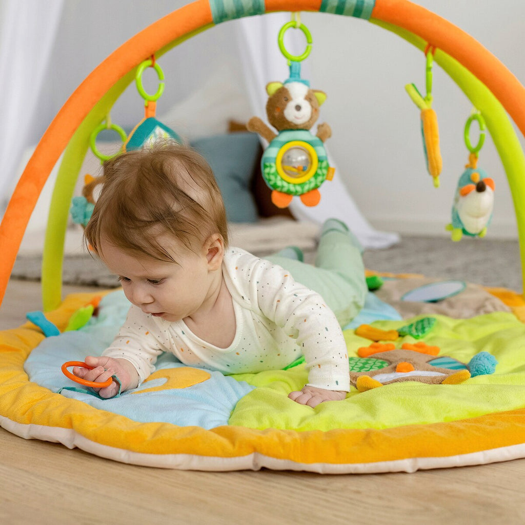 Barn som leker på Aktivitetsstativ med 3D-lekematte Sleeping Forest