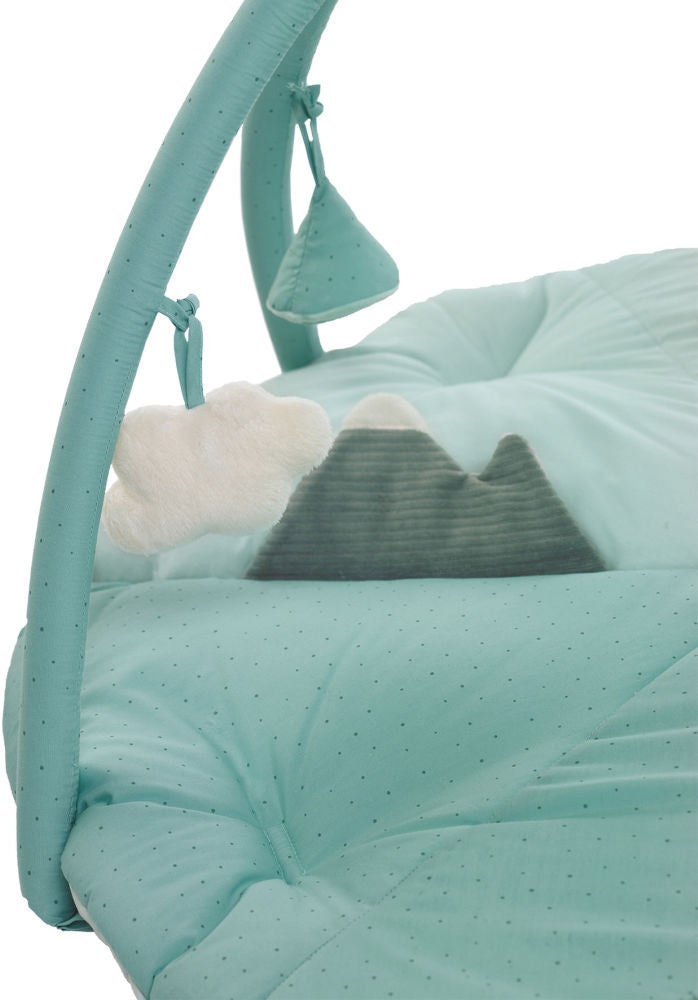 Detalj av aktivitetsstativet Ben 90 cm med figurer