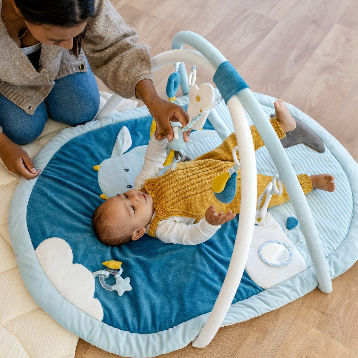 Barn leker på aktivitetsstativ med 3D-lekematte Little Castle