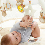 Baby som leker på Aktivitetsteppe 3D Teddy Rainbow Fehn