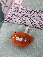 Detalj av aktivitetsteppe for baby 145x94 cm patchwork-design med kosefigur