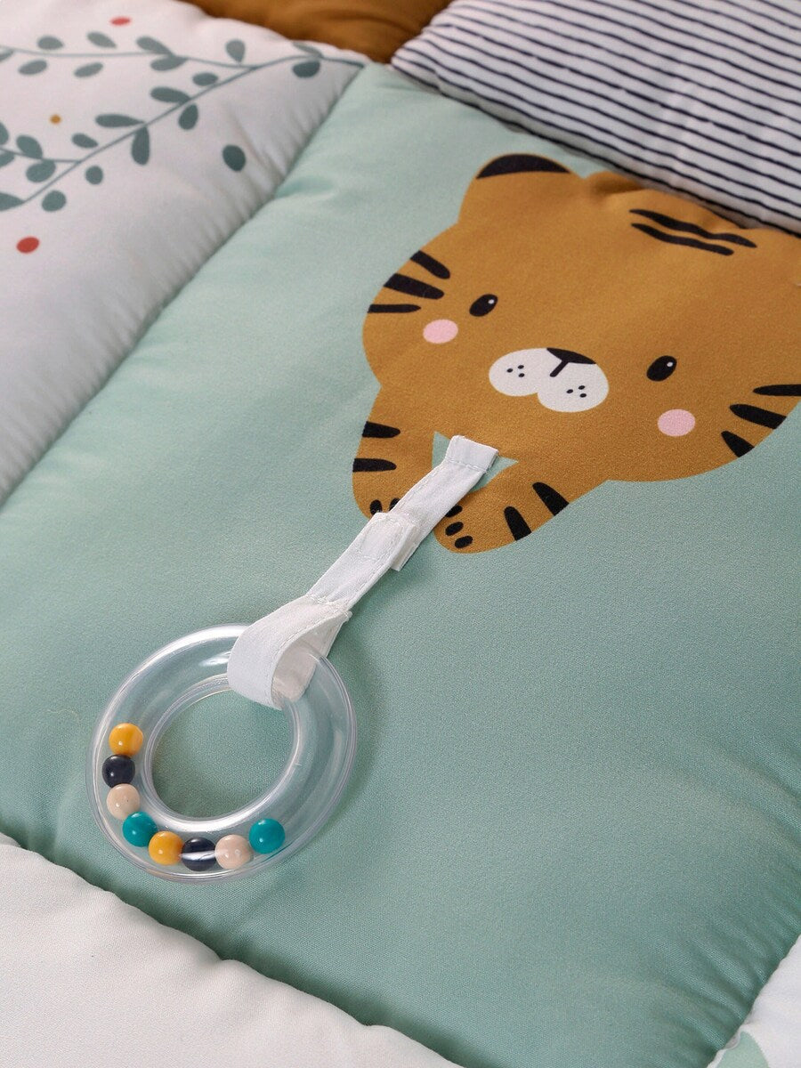 Nærbilde av silikon bite-ring på aktivitetsteppe for baby 145x94 cm patchwork-design