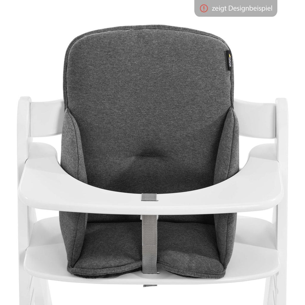 Barn som sitter i Alpha barnestol med seteforminsker i jersey Charcoal