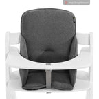 Barn som sitter i Alpha barnestol med seteforminsker i jersey Charcoal