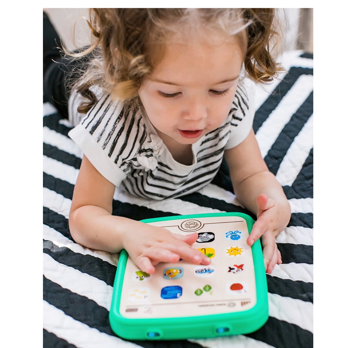 Baby læringstablet Magic Touch i tre fra 6 mnd fra Hape montert