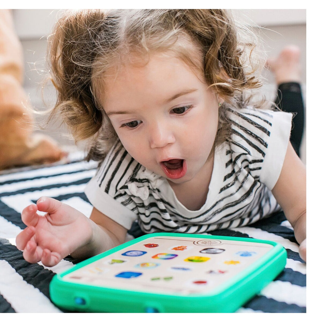 Nærbilde av touch-teknologi på Baby læringstablet Magic Touch i tre fra 6 mnd fra Hape