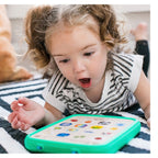 Nærbilde av touch-teknologi på Baby læringstablet Magic Touch i tre fra 6 mnd fra Hape