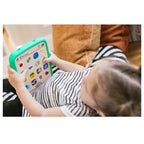 Sidevisning av Baby læringstablet Magic Touch i tre fra 6 mnd fra Hape