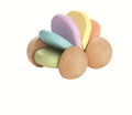Babybil i tre, fleksibel, pastellfarger, fra 6 mnd forfra