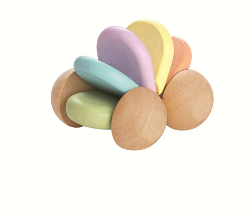 Babybil i tre, fleksibel, pastellfarger, fra 6 mnd forfra