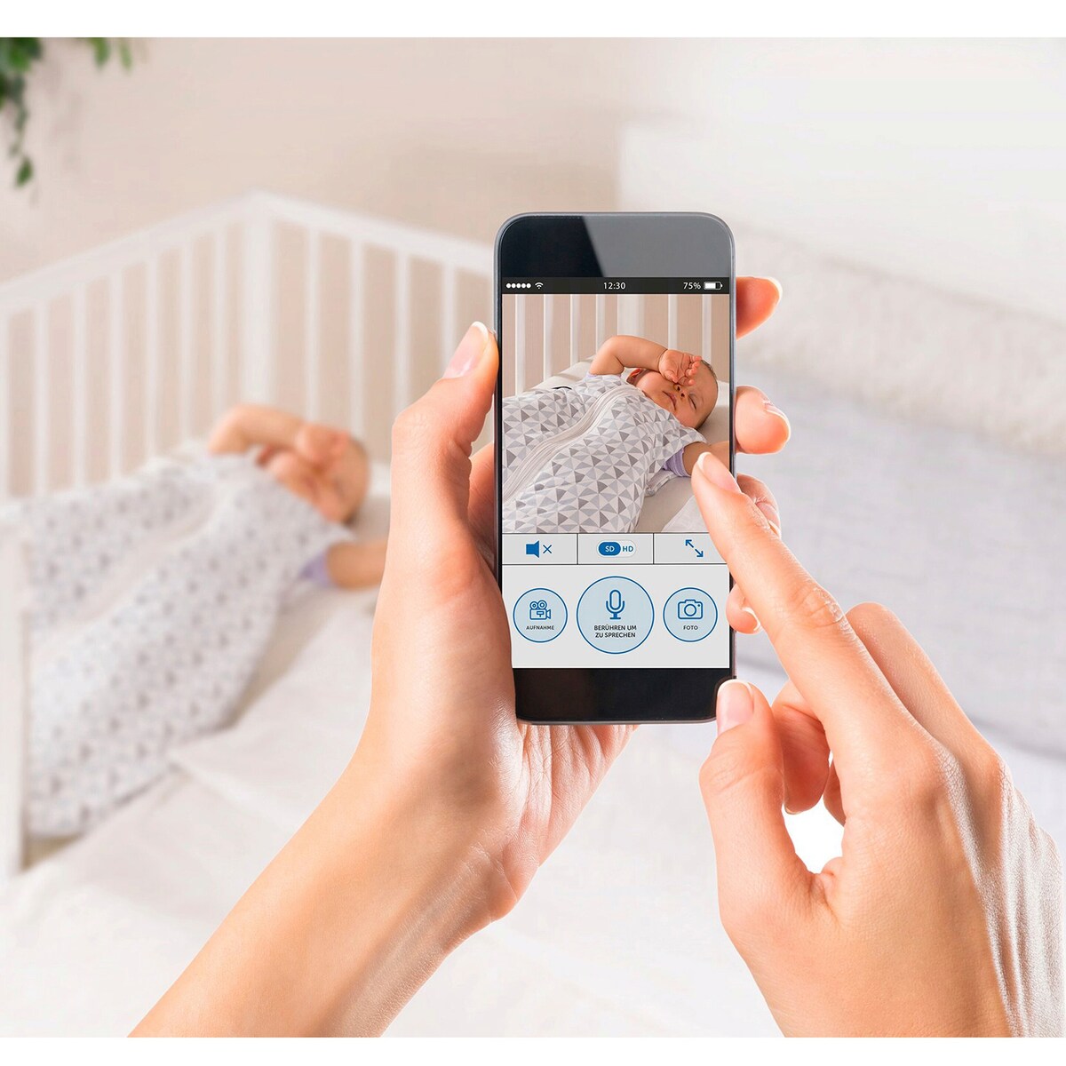 Nærbilde av kameraets linse på Babycall IP BabyCam med kamera og app