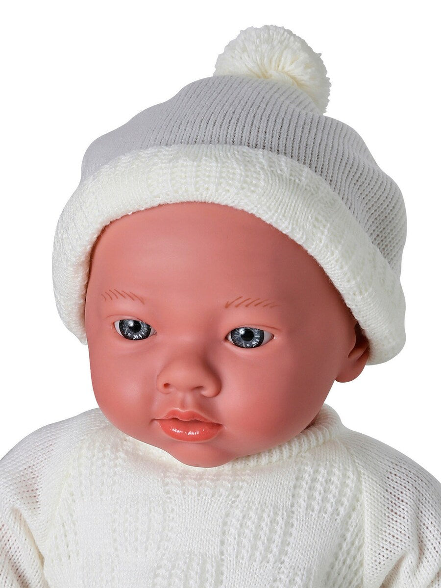 Nærbilde av Babydukke 40 cm med ekstra vekt og strikket pyjamas ansikt