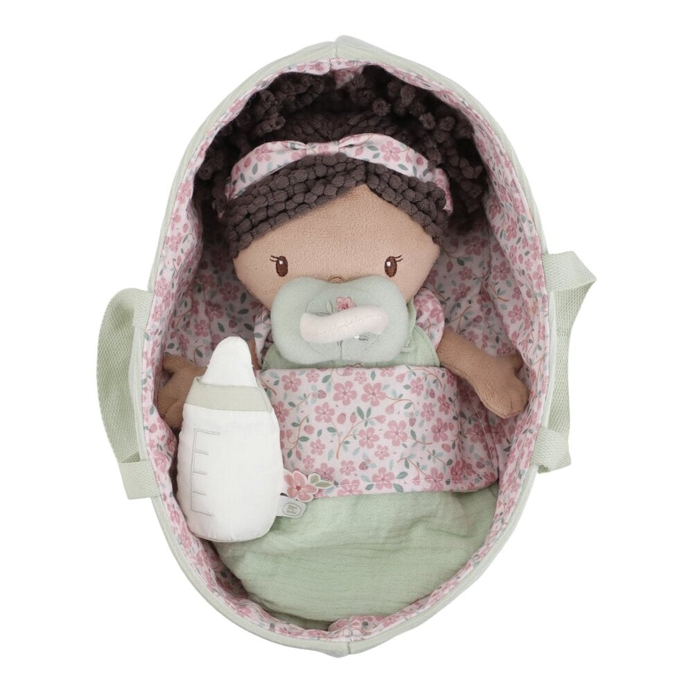 Bakside av Babydukke Evi i kurv med sovepose og tåteflaske