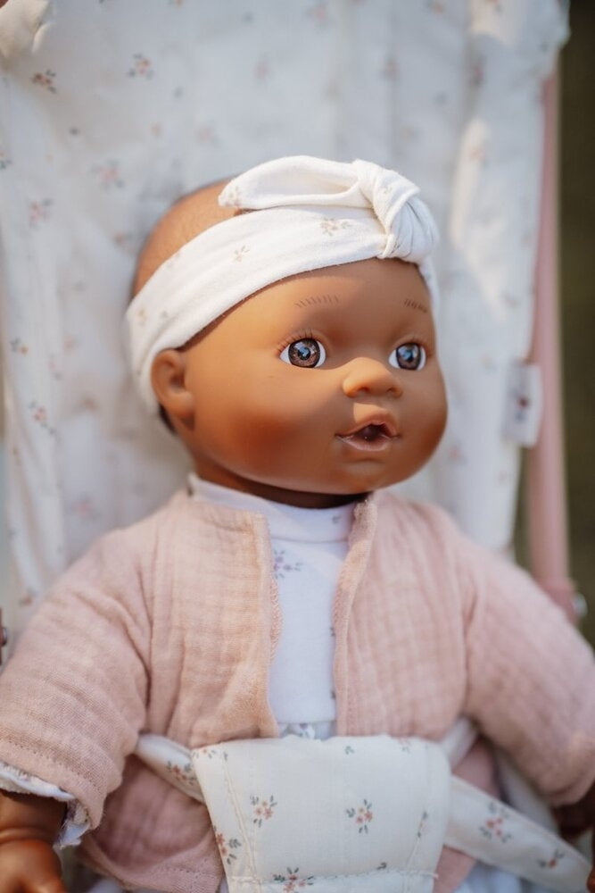 Babydukke Noa med smokk og flaske fra 18 mnd bakside