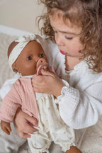 Detalj av Babydukke Noa med smokk og flaske fra 18 mnd