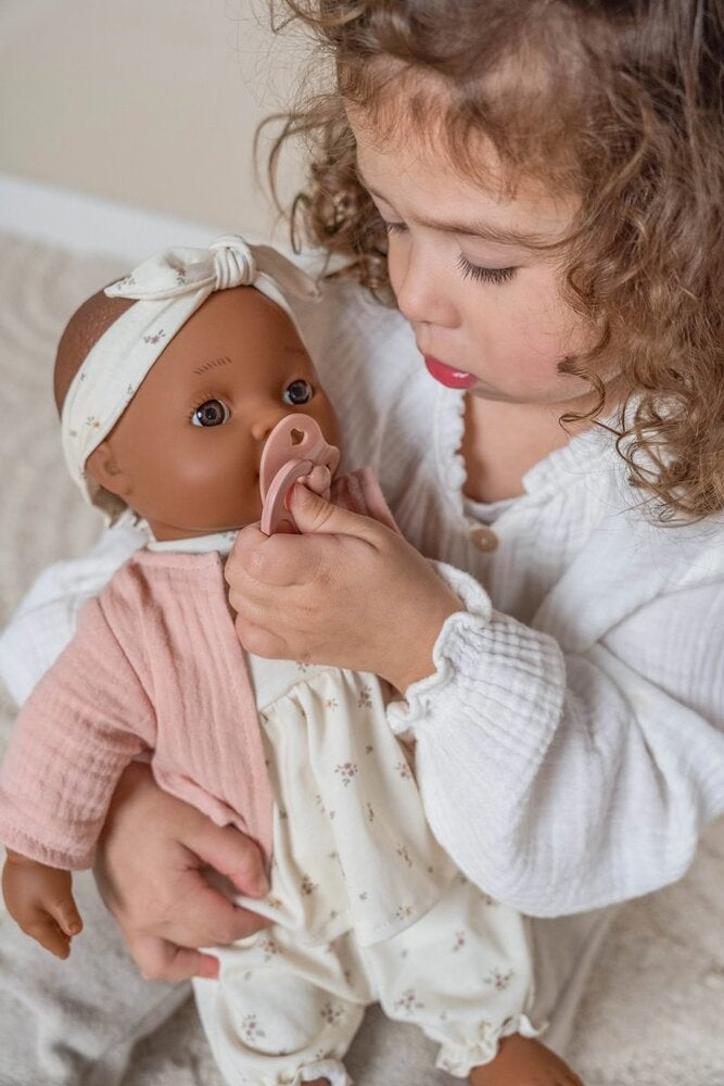 Detalj av Babydukke Noa med smokk og flaske fra 18 mnd