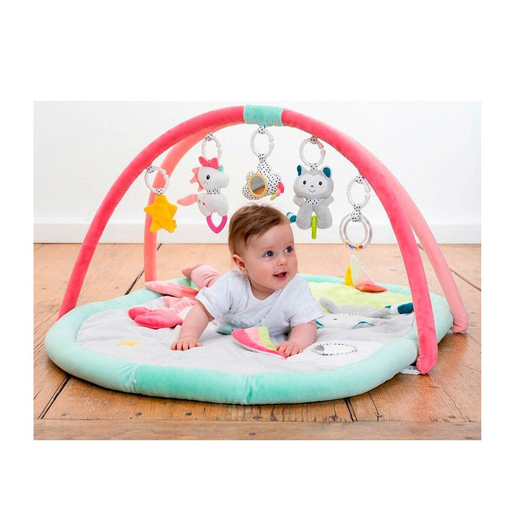 Babygym med 3D-aktivitetsteppe Aiko & Yuki montert i rom
